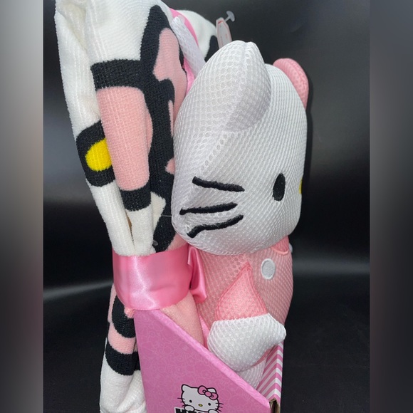 24HR DROP 🎁⬇️ Hello Kitty Towel & Plush gift set - Picture 4 of 4